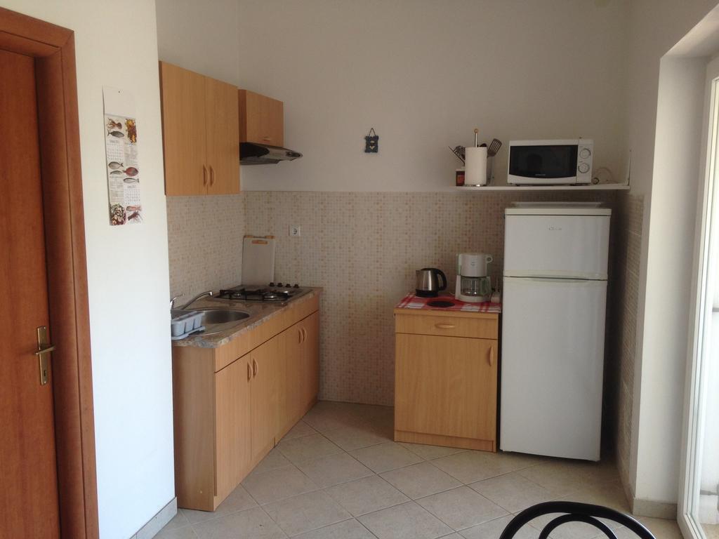 Apartment And Studio Jelusic Pinezići Habitación foto
